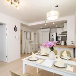 Nava - New And Spacious Gem - Free Parking *