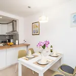 Nava - New And Spacious Gem - Free Parking *