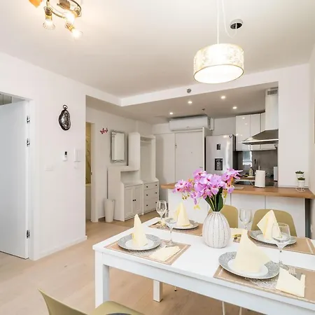 Nava - New And Spacious Gem - Free Parking *