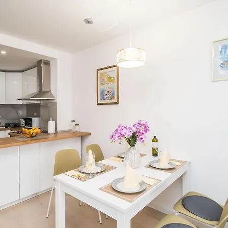 Nava - New And Spacious Gem - Free Parking *