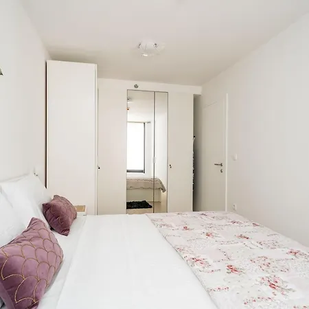 Nava - New And Spacious Gem - Free Parking *