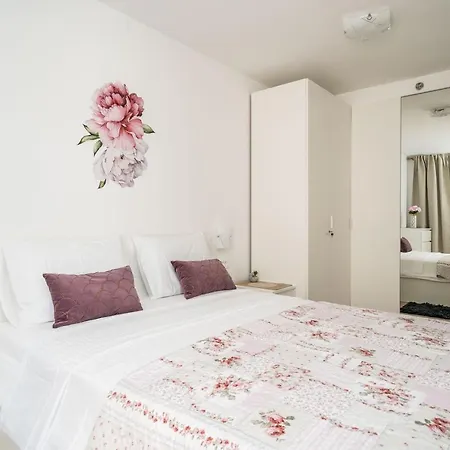 Nava - New And Spacious Gem - Free Parking