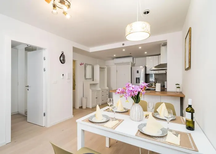 Nava - New And Spacious Gem - Free Parking *