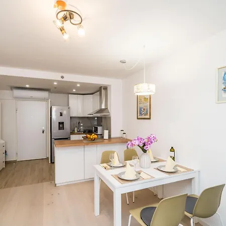 Nava - New And Spacious Gem - Free Parking Apartman *