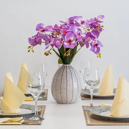 Nava - New And Spacious Gem - Free Parking *