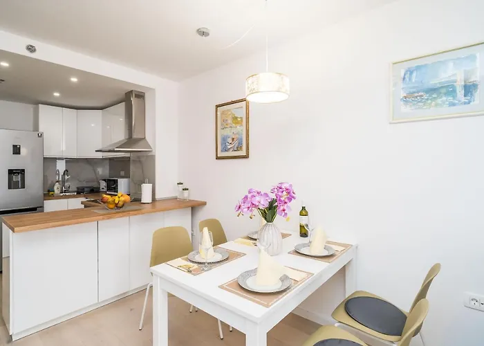 Nava - New And Spacious Gem - Free Parking *
