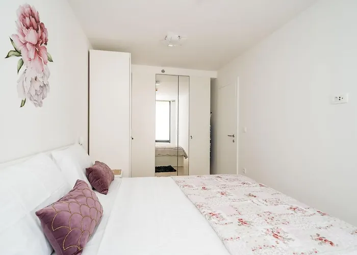 Nava - New And Spacious Gem - Free Parking *